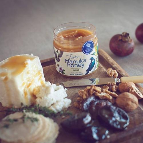 manuka honey with cheese and figs 2